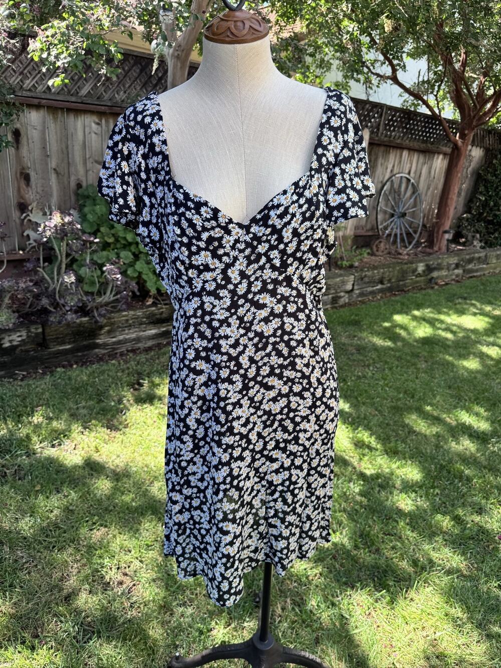 Hurley Women's Floral Dress Size L Short Sleeve Sweetheart Neck Rayon Knit